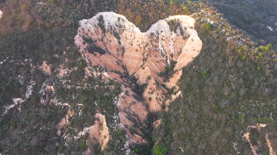 Cerro de los Dos Corazones, en la sierra de Oaxaca. Cerro de los Dos Corazones, en la sierra de Oaxaca.