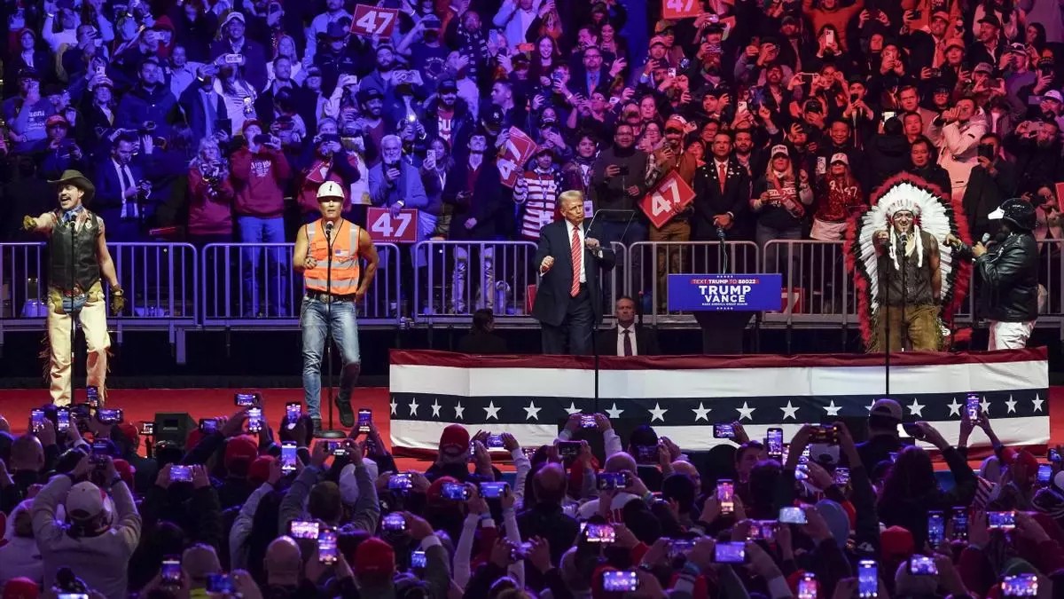 El presidente electo de Estados Unidos, Donald Trump (c), baila en el escenario mientras el grupo Village People actúa en un mitin. Foto. EFE/WILL OLIVER El presidente electo de Estados Unidos, Donald Trump (c), baila en el escenario mientras el grupo Village People actúa en un mitin. Foto. EFE/WILL OLIVER