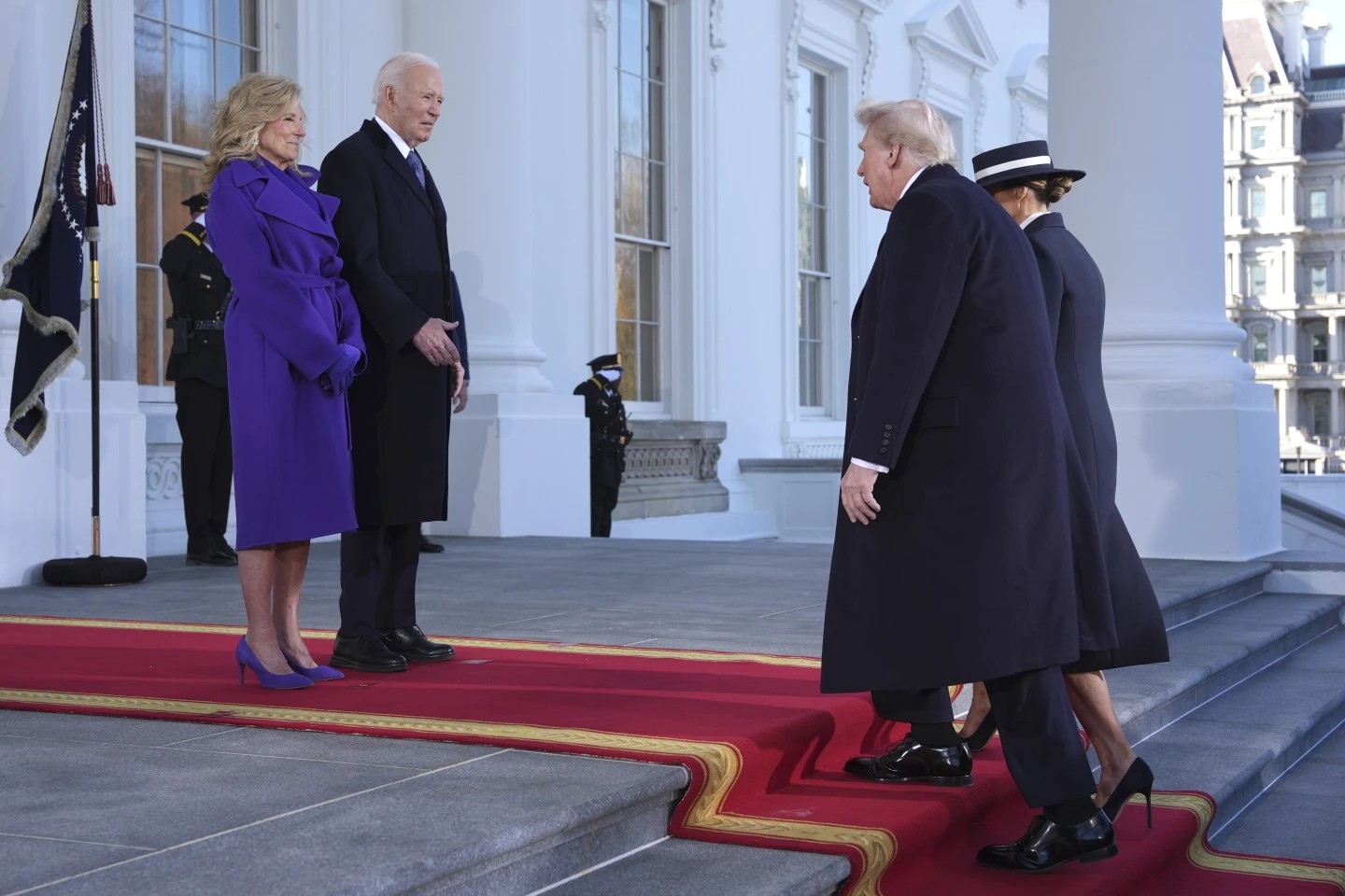 El presidente Joe Biden y su esposa reciben al presidente Trump y su esposa en la Casa Blanca. Foto: Evan Vucci / AP