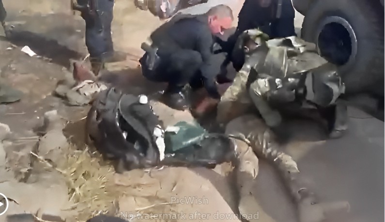 Elementos del Ejército mexicano atienden a sicarios heridos tras enfrentamiento en Escuinapa, Sinaloa