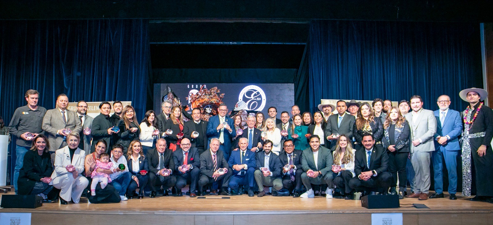 Un aspecto de la ceremonia de premiación. Un aspecto de la ceremonia de premiación.