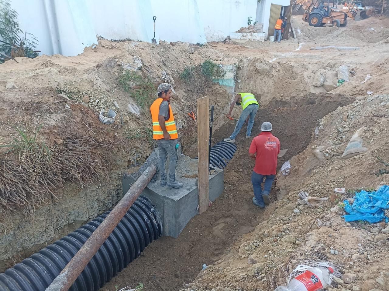 Las nuevas tuberías y otras infraestructuras para el saneamiento del agua en Puerto Escondido. Las nuevas tuberías y otras infraestructuras para el saneamiento del agua en Puerto Escondido.