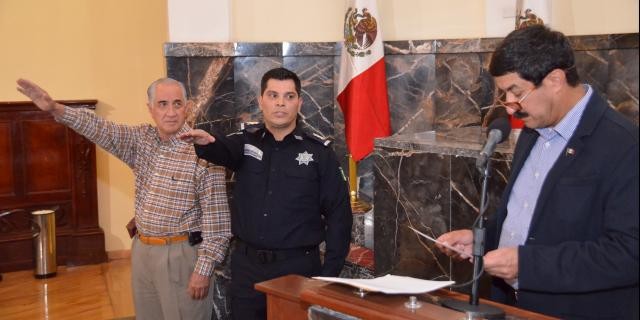 Javier Corral toma protesta al capitán Óscar Aparicio como comandate de la Policía de Chihuahua, 201