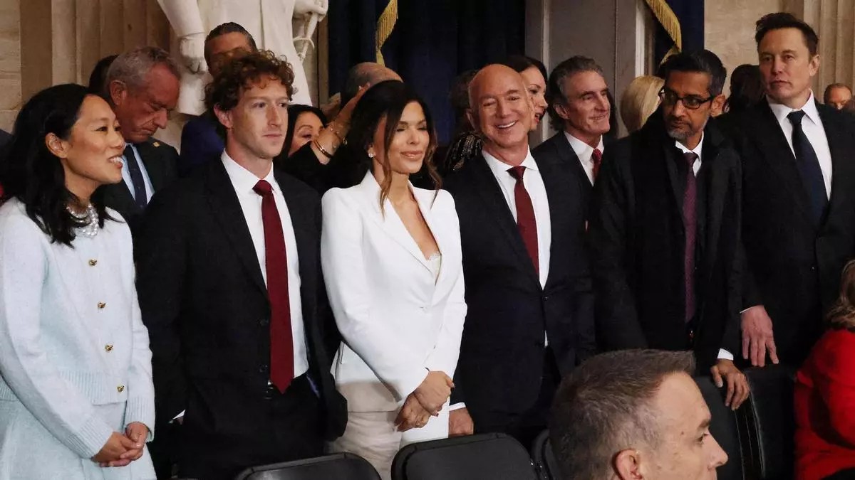 De derecha a izquierda: Elon Musk, Sundar Pichai, Jeff Bezos, su pareja Lauren Sánchez, Mark Zuckerberg y su esposa, Priscilla Chan, durante la toma de posesión de Trump. Foto: EFE