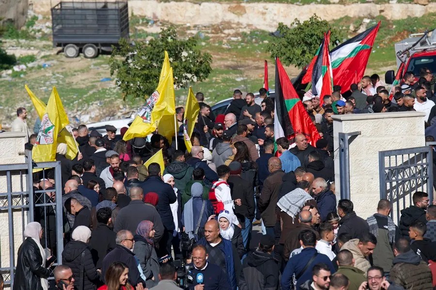 Palestinos esperan en el Centro recreacional de Ramala la llegada de los presos liberados. Foto: EFE/Magda Gibelli Palestinos esperan en el Centro recreacional de Ramala la llegada de los presos liberados. Foto: EFE/Magda Gibelli