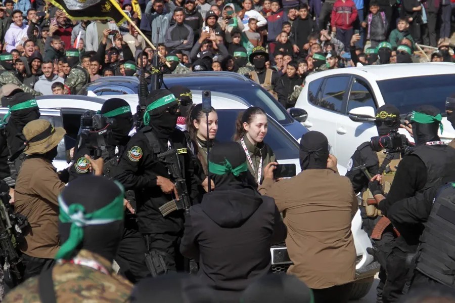 Dos de la rehenes israelíes liberadas por Hamás en Gaza antes de ser entregadas al representante del Comité Internacional de la Cruz Roja (CICR). Foto: EFE/EPA/STRINGER Dos de la rehenes israelíes liberadas por Hamás en Gaza antes de ser entregadas al representante del Comité Internacional de la Cruz Roja (CICR). Foto: EFE/EPA/STRINGER