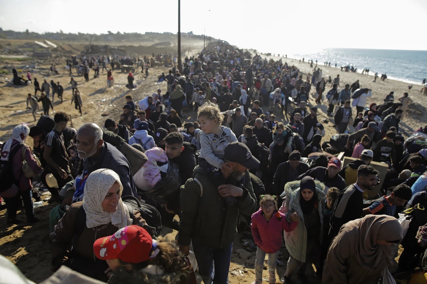 Palestinos regresan al norte de Gaza tras liberación de rehenes