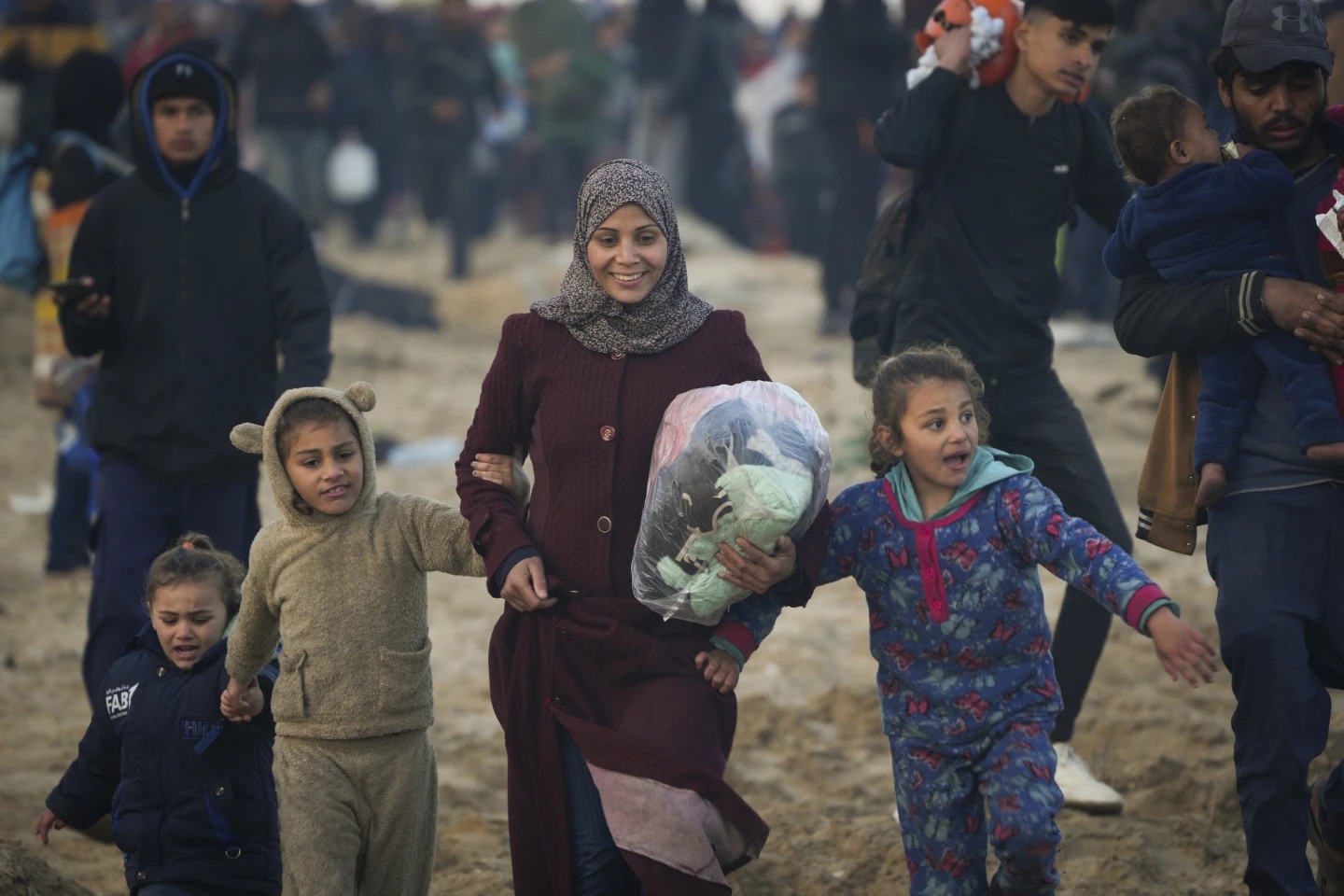 Palestinos regresan a sus hogares. AP/ Abdel Kareem Hana.