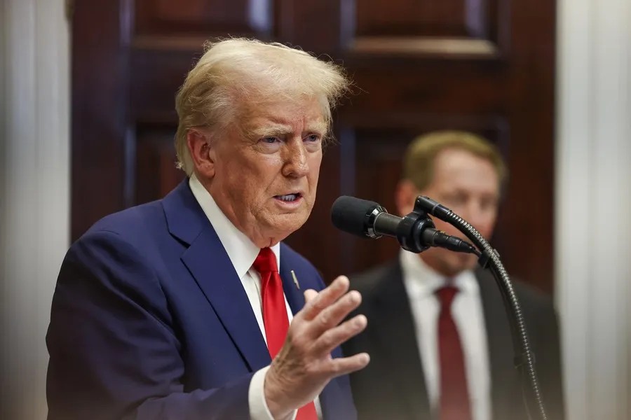 Juez federal bloquea orden de Trump de congelar ayudas federales