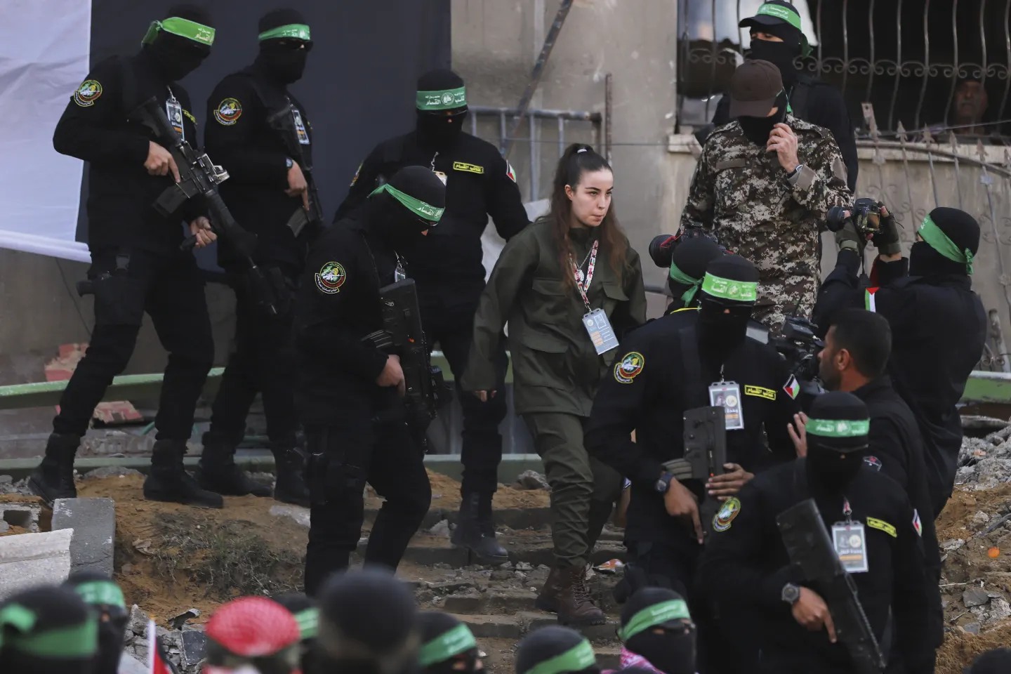 La soldado Agam Berger al momento de su liberación por elementos militares de Hamás. AP/ Mohammed Hajjar