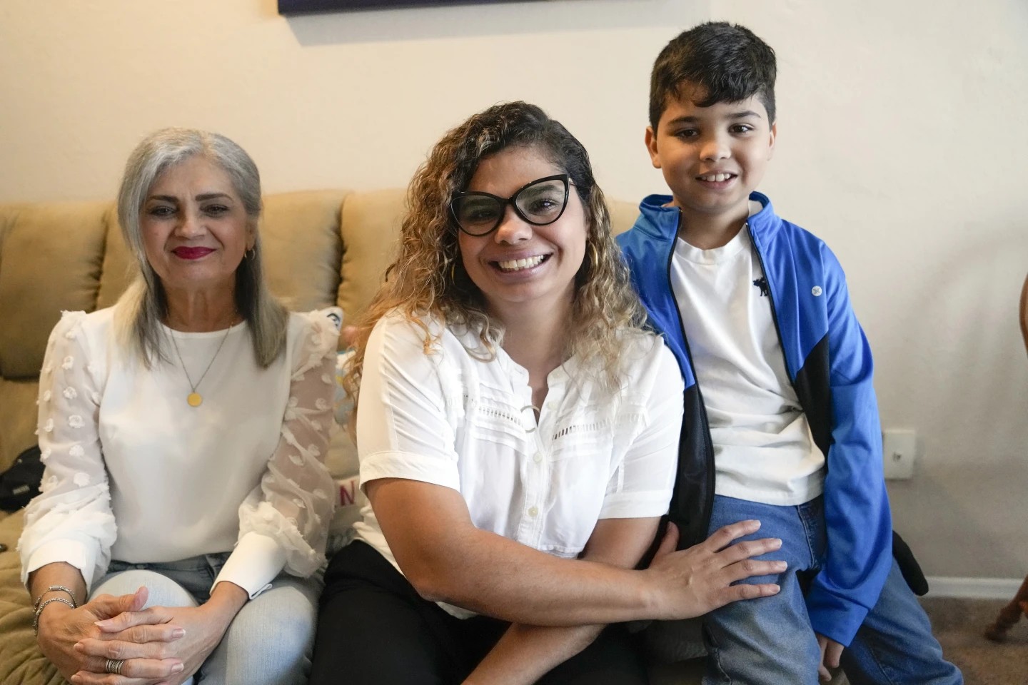 La exreportera venezolana Caren Añez, su hijo de 10 años y su madre. Foto: AP/ John Raoux