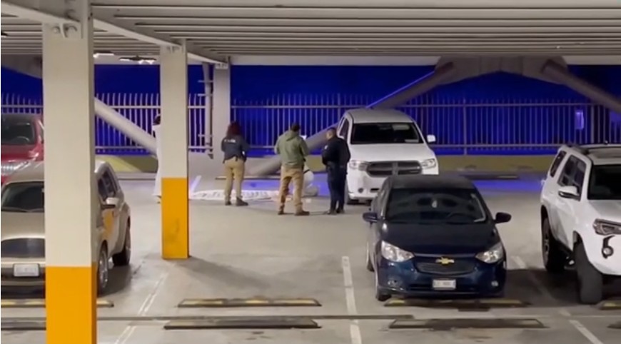 Restos humanos y narcomanta en estacionamiento de Plaza Río Tijuana