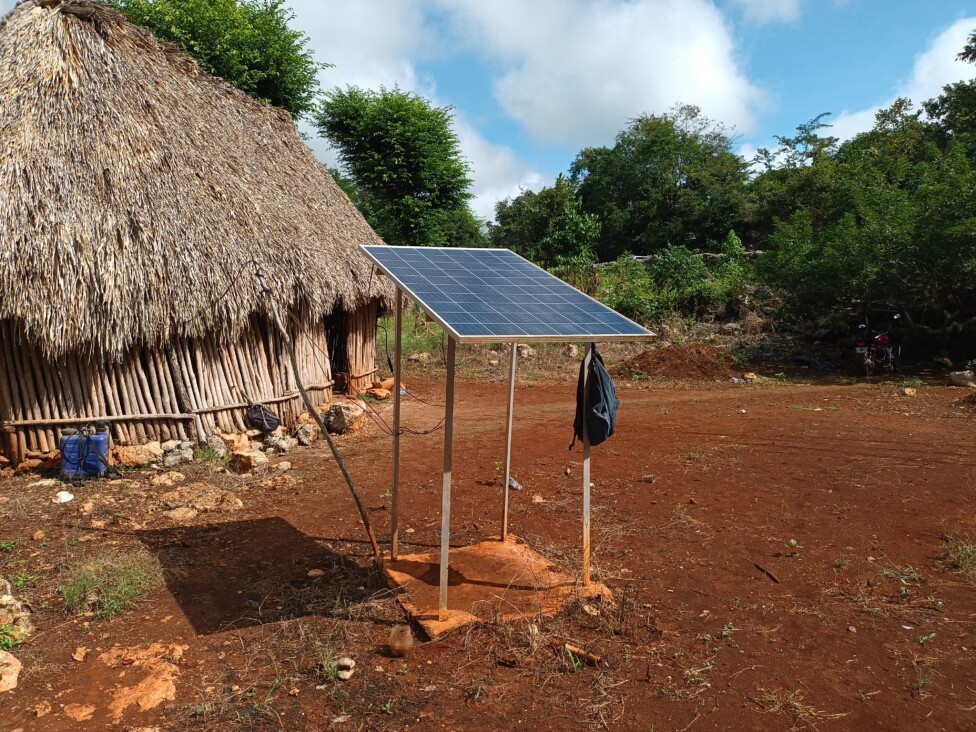 Un solitario panel que activa un pozo de agua en la localidad rural de Tahdzui, en el sudoriental estado mexicano de Yucatán. El gobierno de Claudia Sheinbaum da señales de la reactivación de la transición energética hacia fuentes limpias, que se suspendió desde 2018, incluyendo la generación descentralizada. Foto: Emilio Godoy / IPS Un solitario panel que activa un pozo de agua en la localidad rural de Tahdzui, en el sudoriental estado mexicano de Yucatán. El gobierno de Claudia Sheinbaum da señales de la reactivación de la transición energética hacia fuentes limpias, que se suspendió desde 2018, incluyendo la generación descentralizada. Foto: Emilio Godoy / IPS