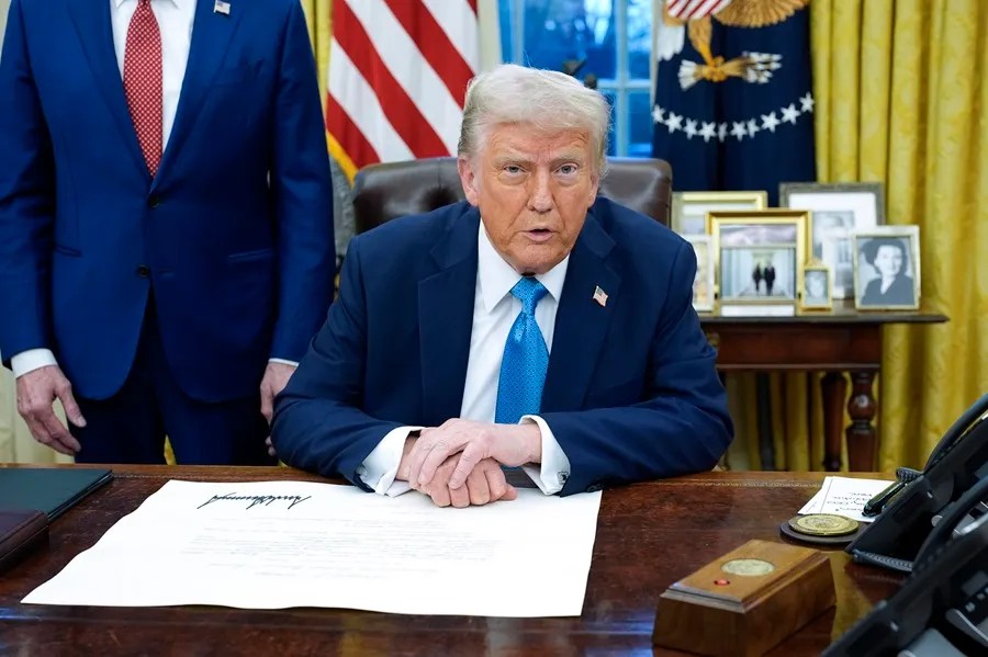 Trump inicia guerra comercial y empuja a EEUU al caos político