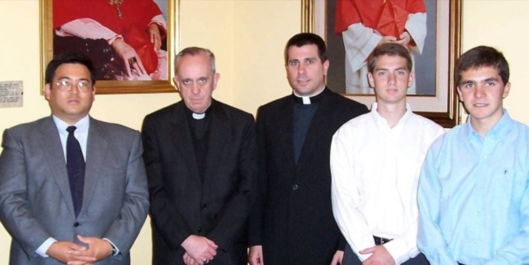 Jorge Mario Bergoglio, entonces arzobispo y cardenal de Buenos Aires con líderes del Sodalicio que él luego expulsaría de la orden.