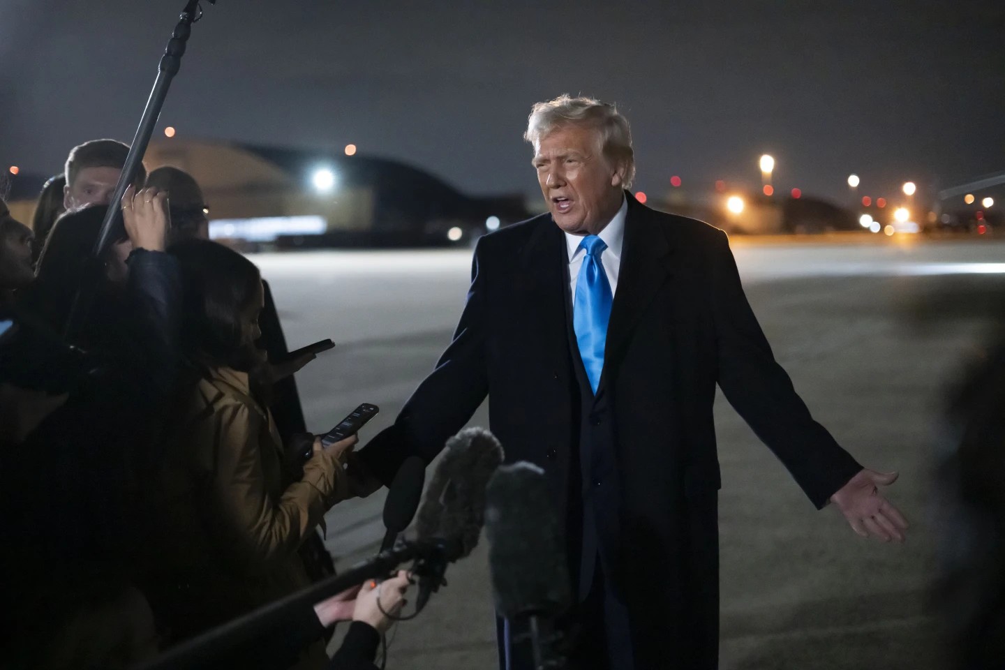 Trump advierte “un poco de dolor“ por aranceles y amenaza con más impuestos