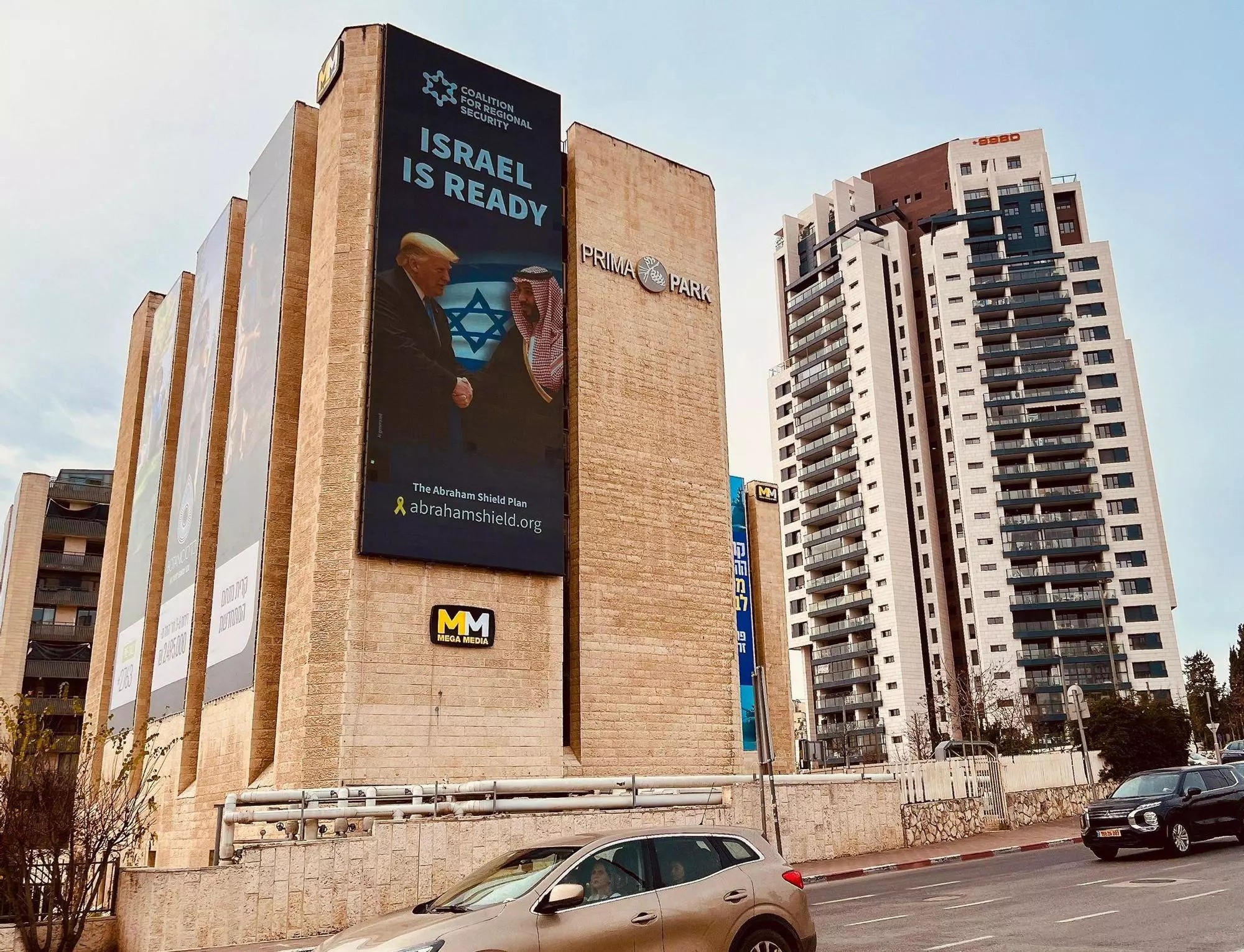 Uno de los carteles del Coalition for Regional Security apostando por la normalización con Arabia Saudí colgado a la entrada de Jersusalén. Foto: Coalition for Regional Security Uno de los carteles del Coalition for Regional Security apostando por la normalización con Arabia Saudí colgado a la entrada de Jersusalén. Foto: Coalition for Regional Security