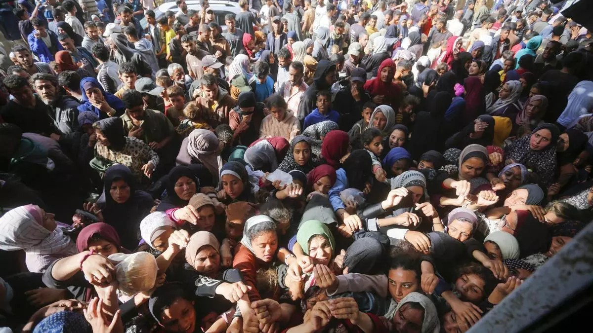 Población palestina de Gaza aguardando un reparto de ayuda, Foto: EFE Población palestina de Gaza aguardando un reparto de ayuda, Foto: EFE