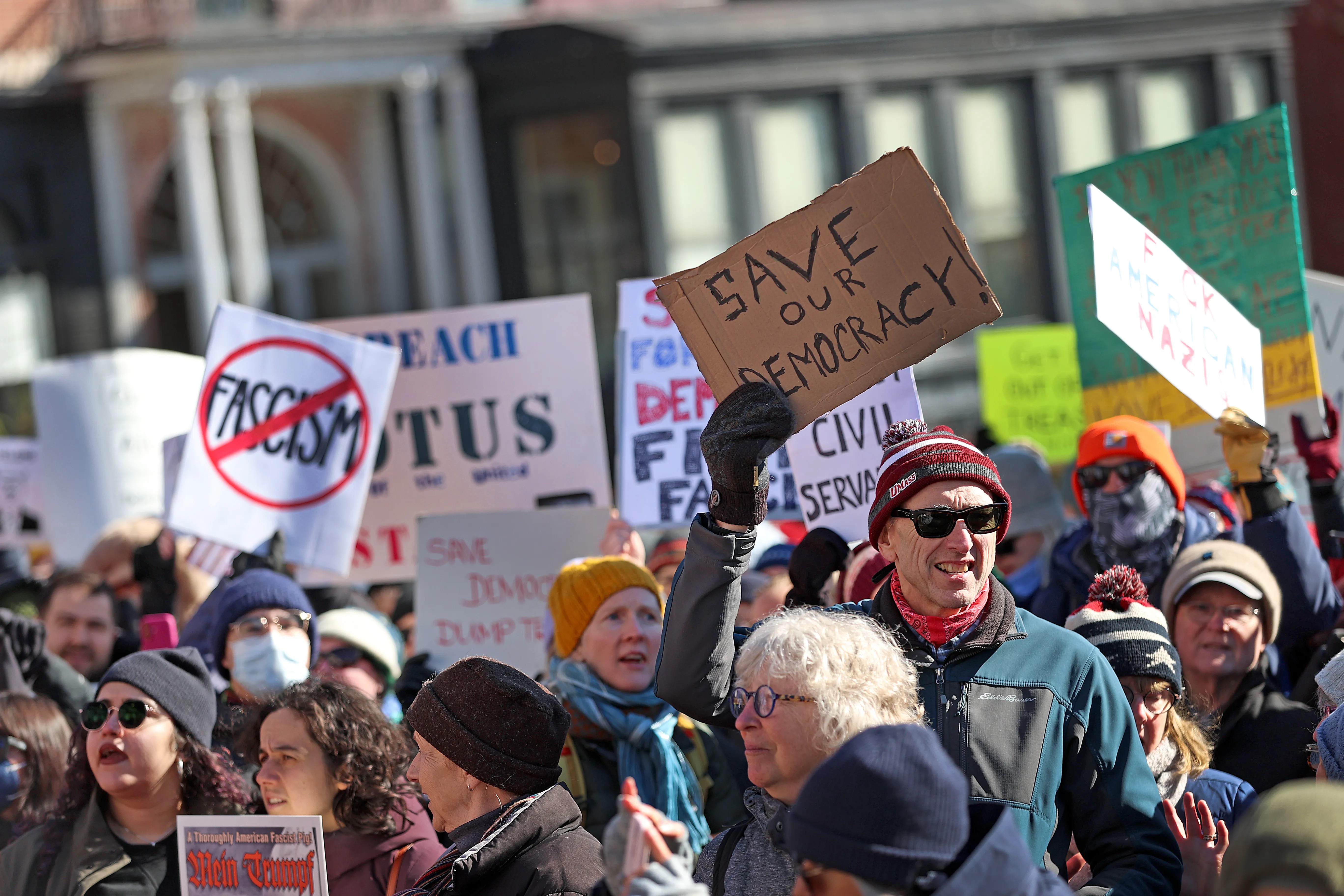 Manifestantes se agrupan frente al State House de Massachusetts contra Trump el 5 de febrero. Foto: David L. Ryan/The Boston Globe a través de Getty Images. Manifestantes se agrupan frente al State House de Massachusetts contra Trump el 5 de febrero. Foto: David L. Ryan/The Boston Globe a través de Getty Images.