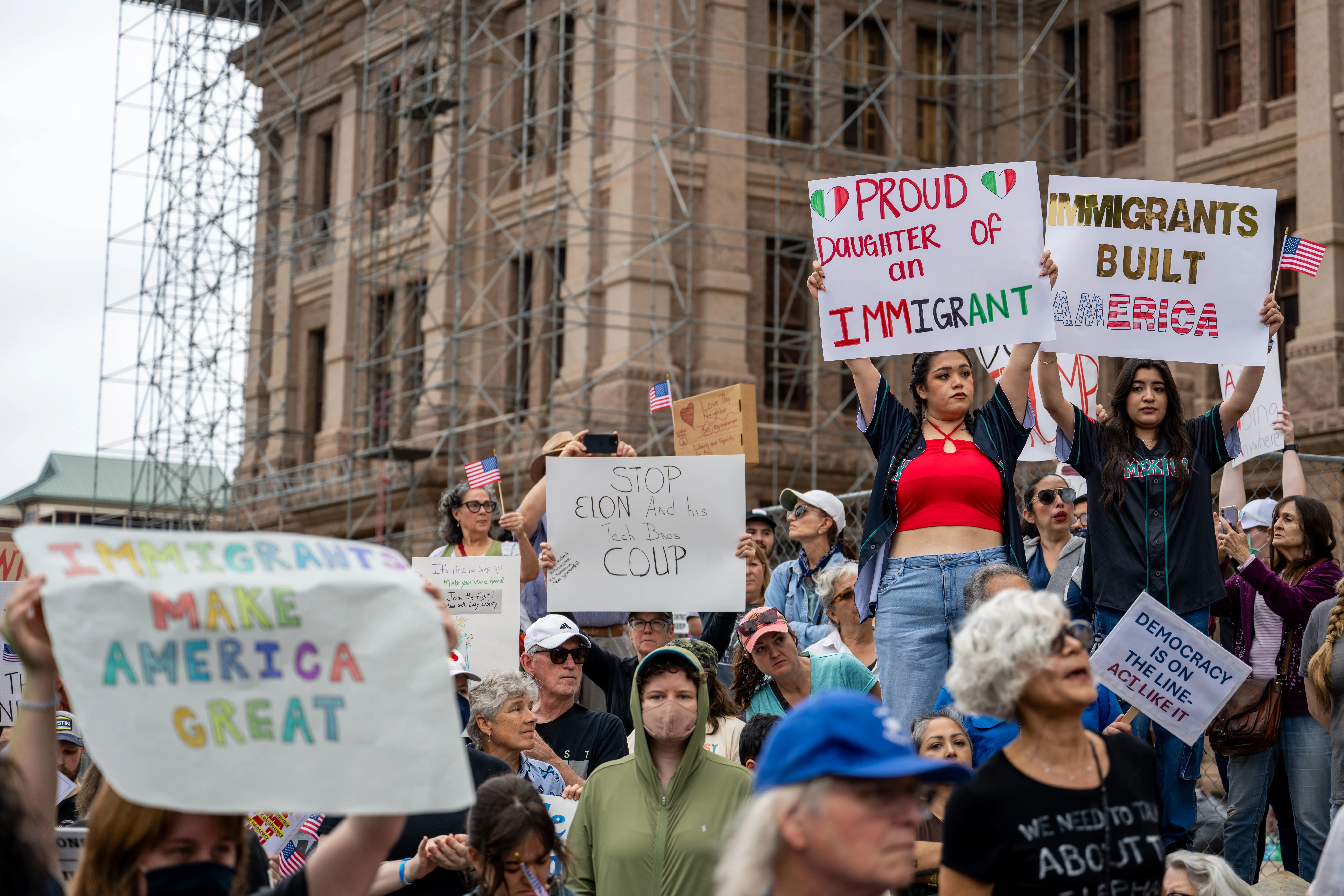 Personas se reúnen en protesta contra Trump durante una manifestación en el Capitolio del Estado de Texas el 5 de febrero en Austin. Foto: Brandon Bell/Getty Images. Personas se reúnen en protesta contra Trump durante una manifestación en el Capitolio del Estado de Texas el 5 de febrero en Austin. Foto: Brandon Bell/Getty Images.
