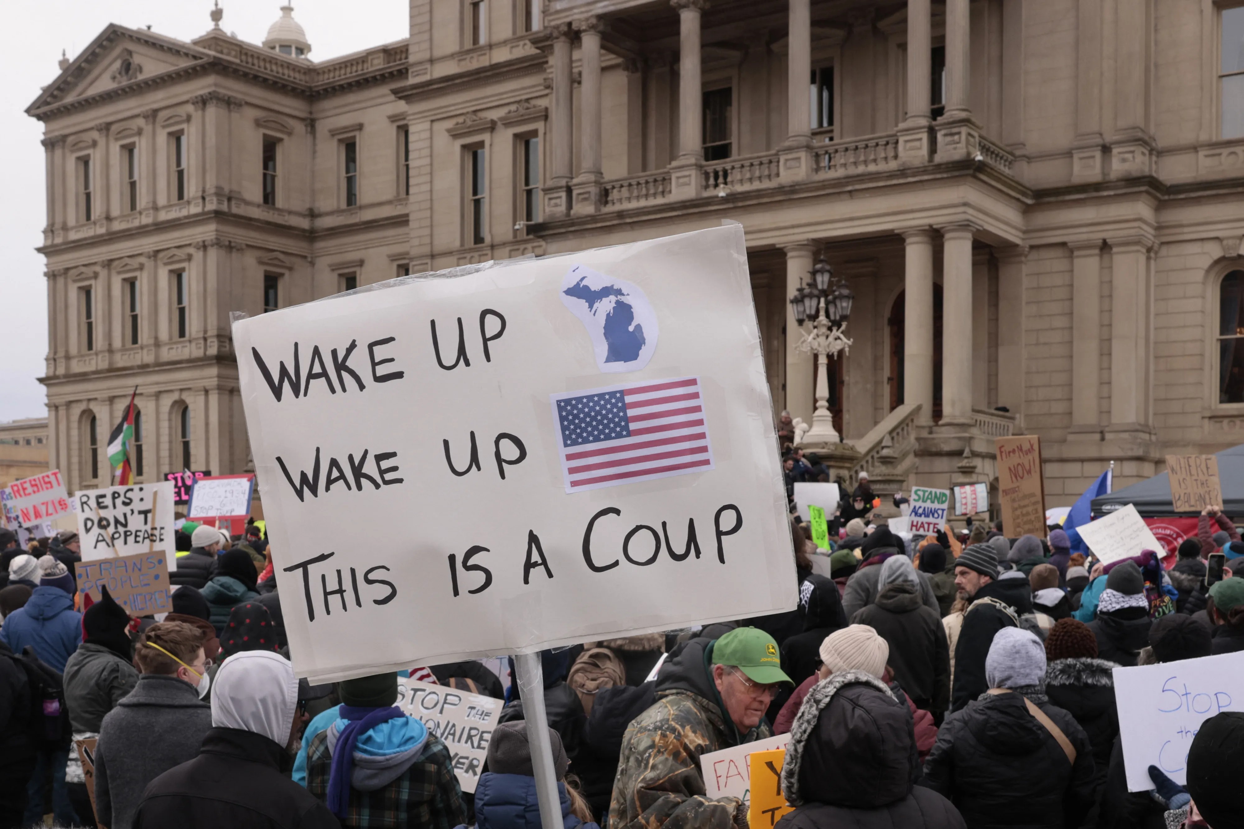 En Lansing, los organizadores de la protesta dijeron a los medios locales que estaban enviando un mensaje para “rechazar el fascismo“ y “defender la democracia“. Foto: Jeff Kowalsky a través de Getty Images. En Lansing, los organizadores de la protesta dijeron a los medios locales que estaban enviando un mensaje para “rechazar el fascismo“ y “defender la democracia“. Foto: Jeff Kowalsky a través de Getty Images.
