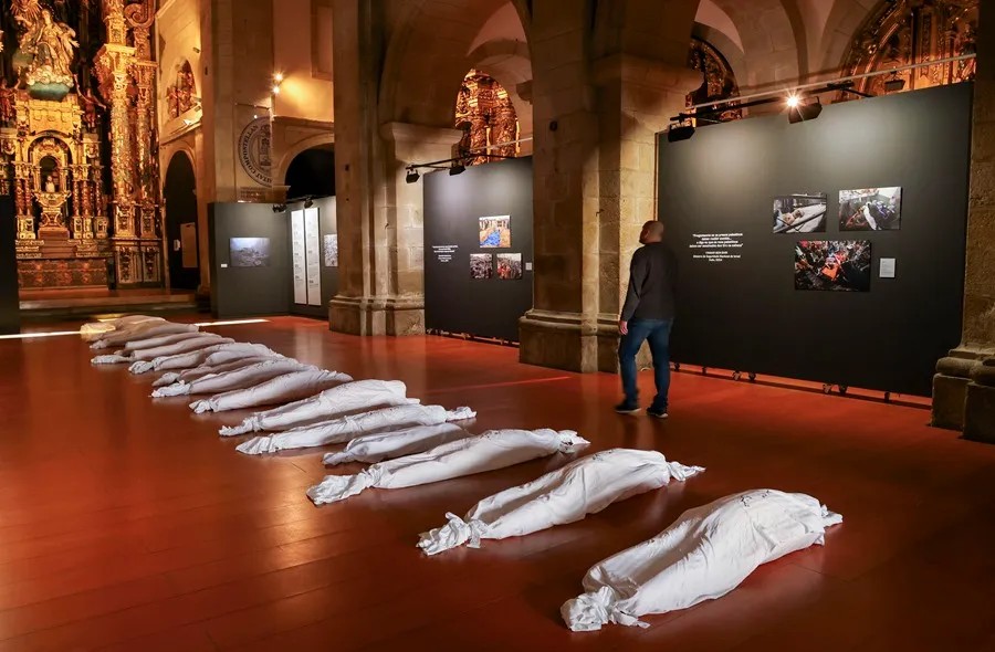 Fotoperiodistas palestinos exponen horror de Gaza en Compostela
