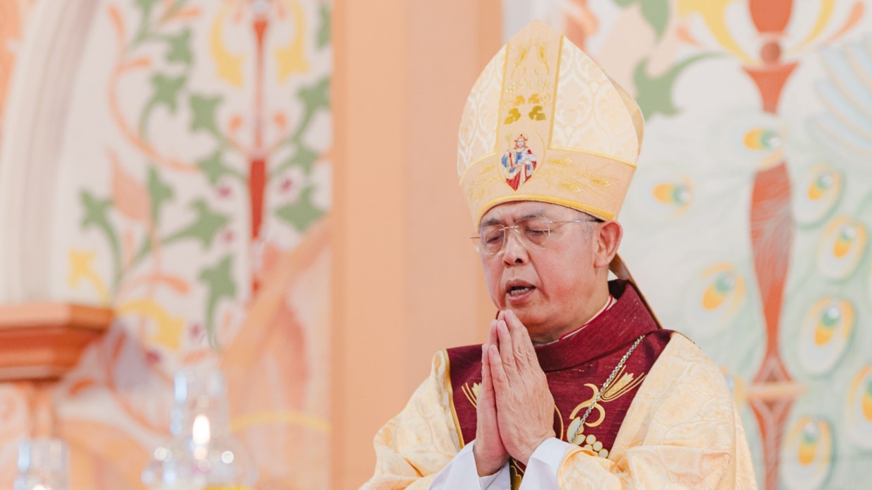 Silvio Siripong Charatsri, obispo de Ratchaburi, consagrante del obispo x. Redes sociales de la diócesis de 