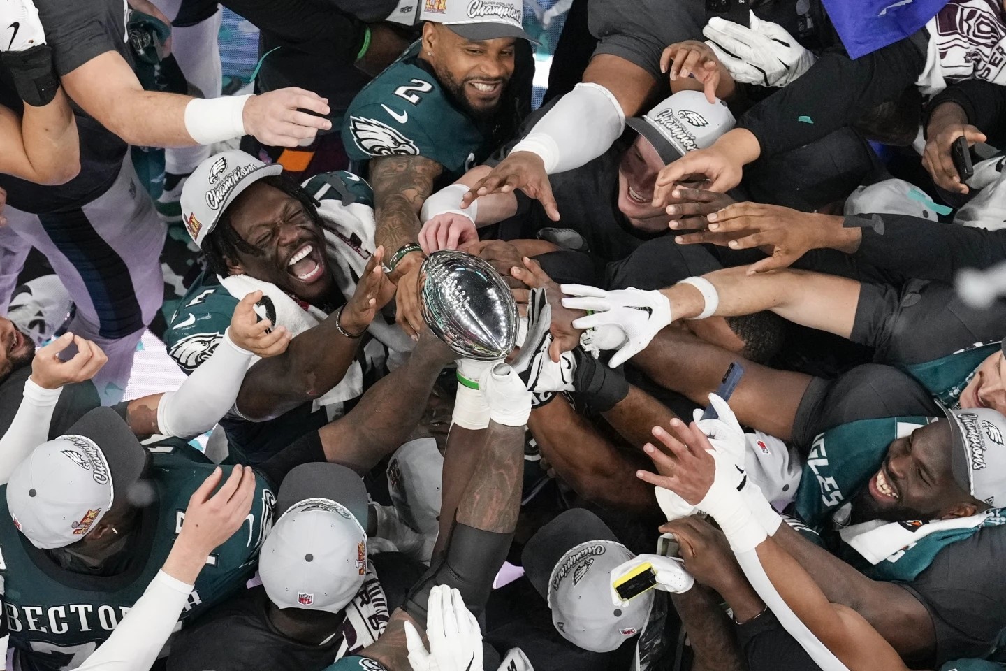 Los Eagles celebrando el triunfo. Foto: AP/David J. Phillips Los Eagles celebrando el triunfo. Foto: AP/David J. Phillips