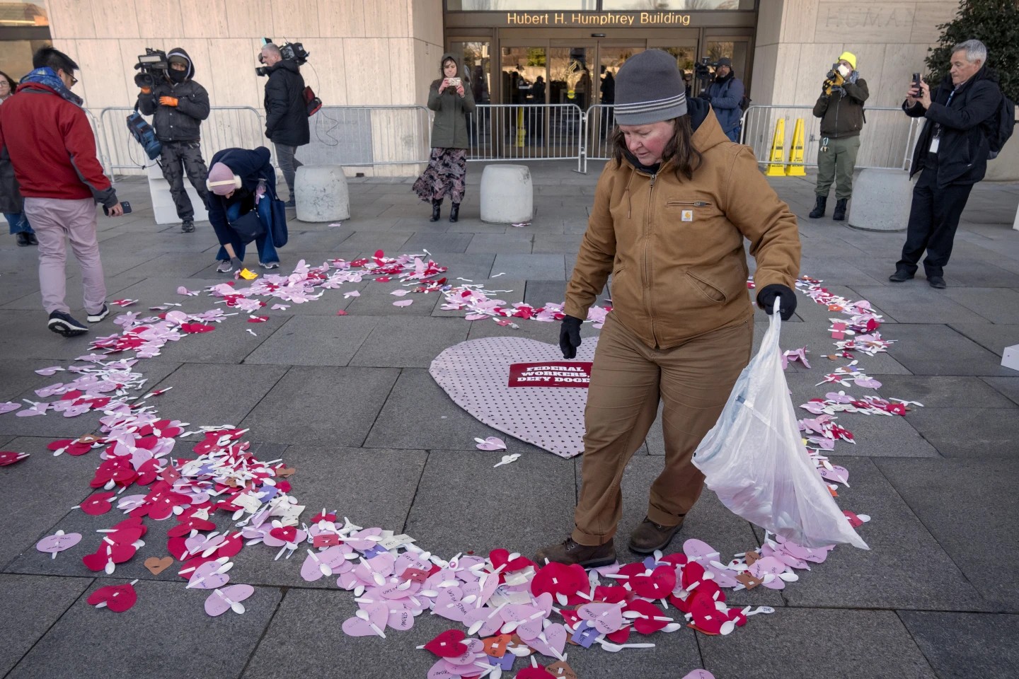 Una manifestante deja mensaje con alusión al Día de San Valentín indicando que desafiarán DOGE. Foto: AP/ Mark Schiefelbein Una manifestante deja mensaje con alusión al Día de San Valentín indicando que desafiarán DOGE. Foto: AP/ Mark Schiefelbein