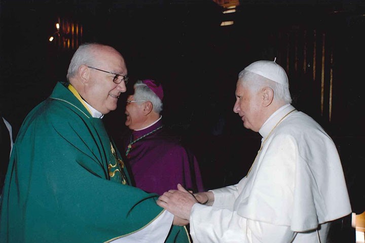 Con la casulla verde, Buela, con él Benedicto XVI.