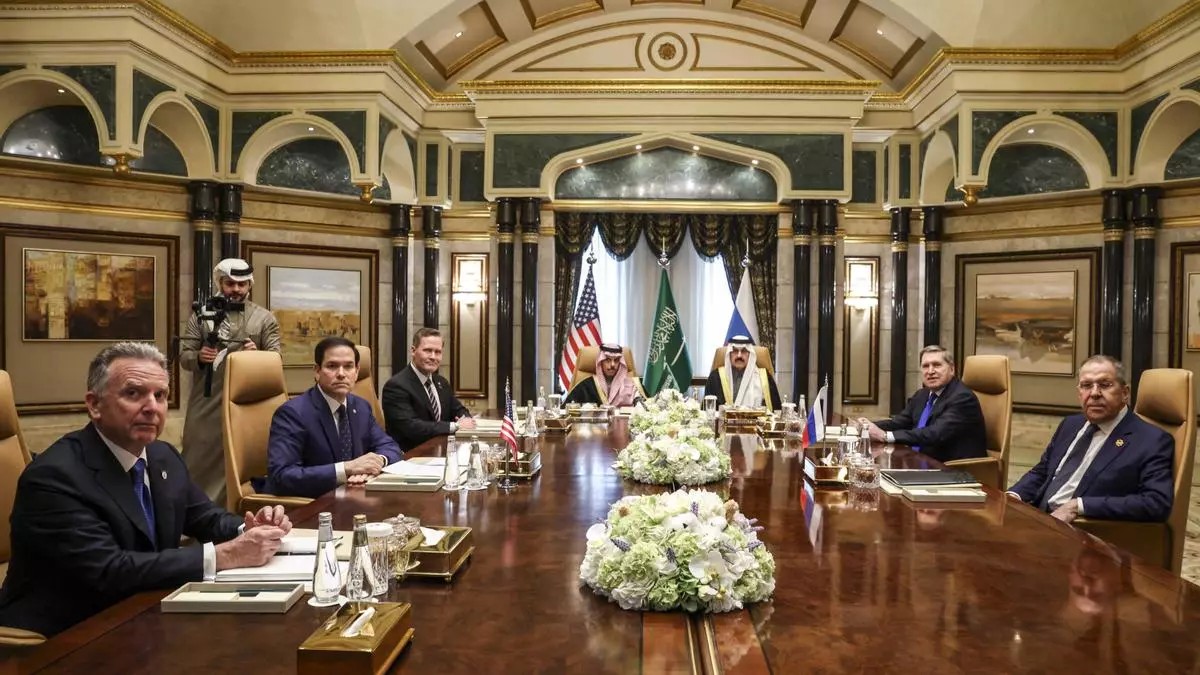Enviados de Trump y Putin inician negociación sobre Ucrania sin Kiev
