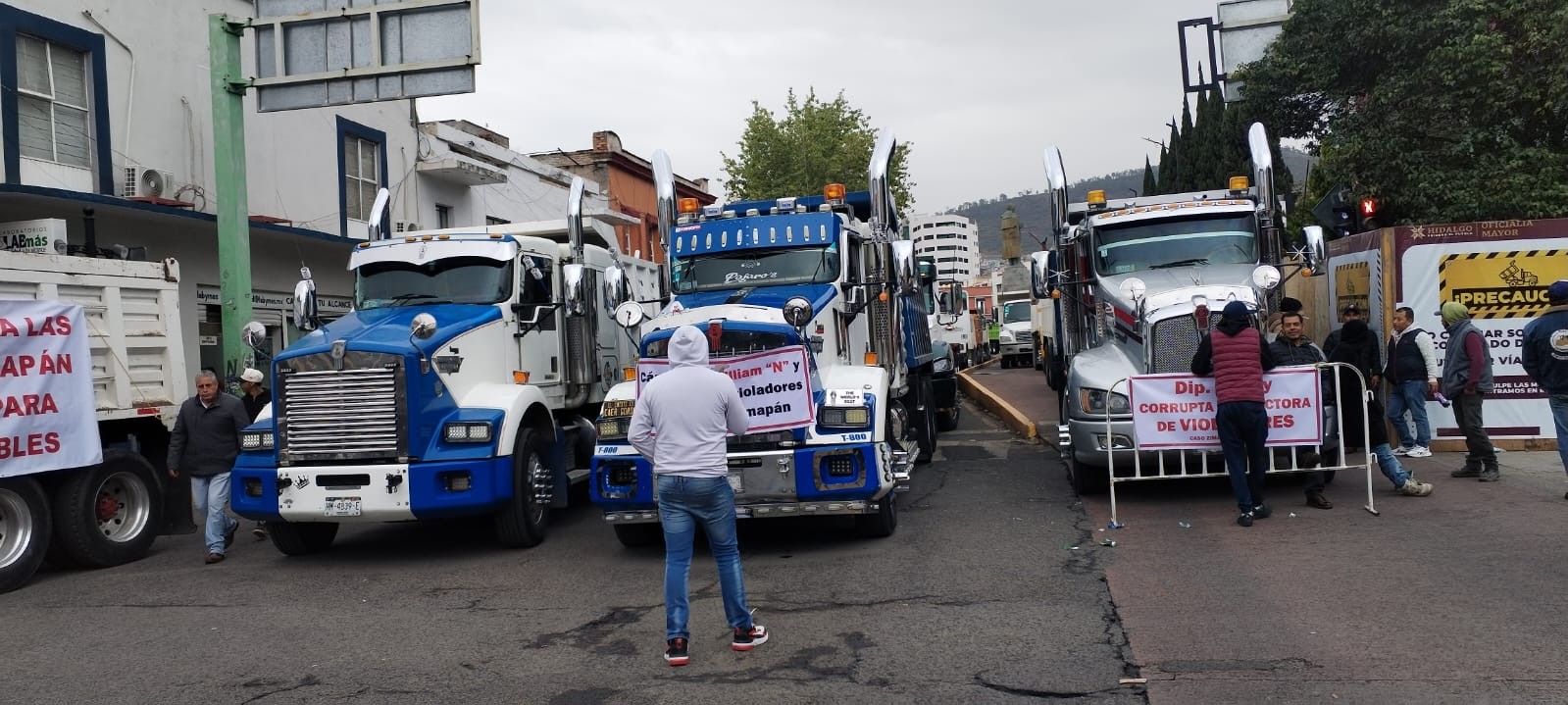 Bloqueo en Zimapán, Hidalgo, en protesta contra la impunidad de los presuntos responsables del abuso sexual de las niñas. Bloqueo en Zimapán, Hidalgo, en protesta contra la impunidad de los presuntos responsables del abuso sexual de las niñas.