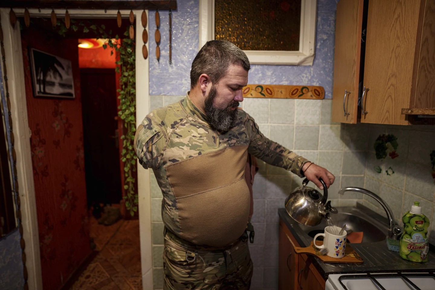 El soldado ucraniano Oleksandr Zhalinskyi de la brigada Azov, que perdió su brazo derecho en batalla, prepara té en su apartamento en la región de Donetsk, Ucrania, el 31 de enero de 2025. (Foto AP/Evgeniy Maloletka) El soldado ucraniano Oleksandr Zhalinskyi de la brigada Azov, que perdió su brazo derecho en batalla, prepara té en su apartamento en la región de Donetsk, Ucrania, el 31 de enero de 2025. (Foto AP/Evgeniy Maloletka)