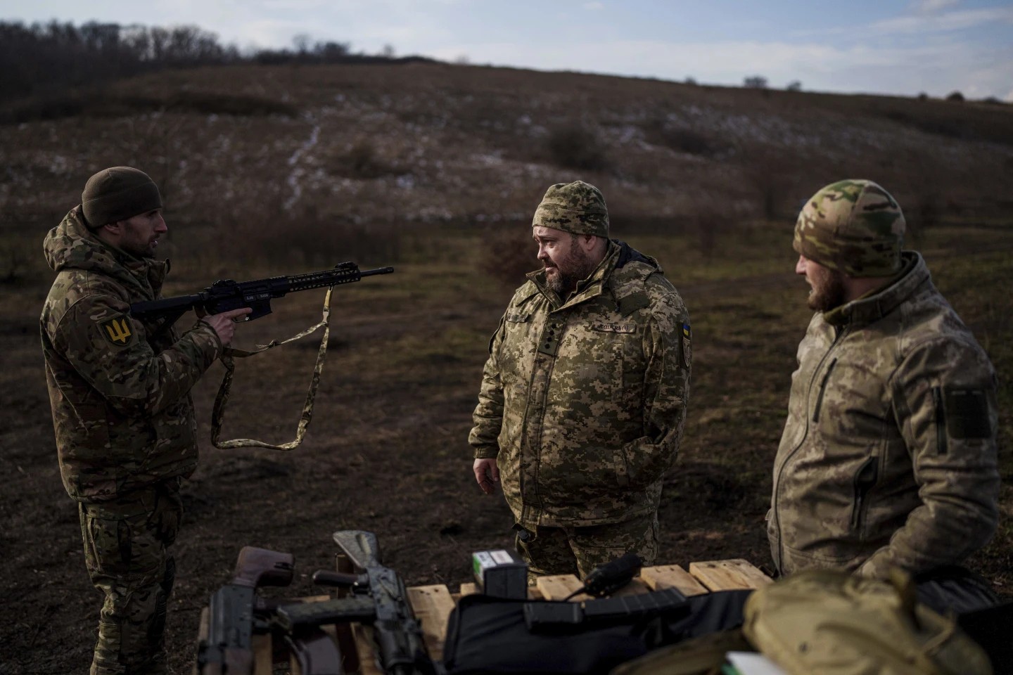 El capitán Oleksandr Puzikov, quien perdió un brazo en combate, conversa con compañeros soldados en la región de Járkov, Ucrania, el 3 de febrero de 2025. (Foto AP/Evgeniy Maloletka) El capitán Oleksandr Puzikov, quien perdió un brazo en combate, conversa con compañeros soldados en la región de Járkov, Ucrania, el 3 de febrero de 2025. (Foto AP/Evgeniy Maloletka)