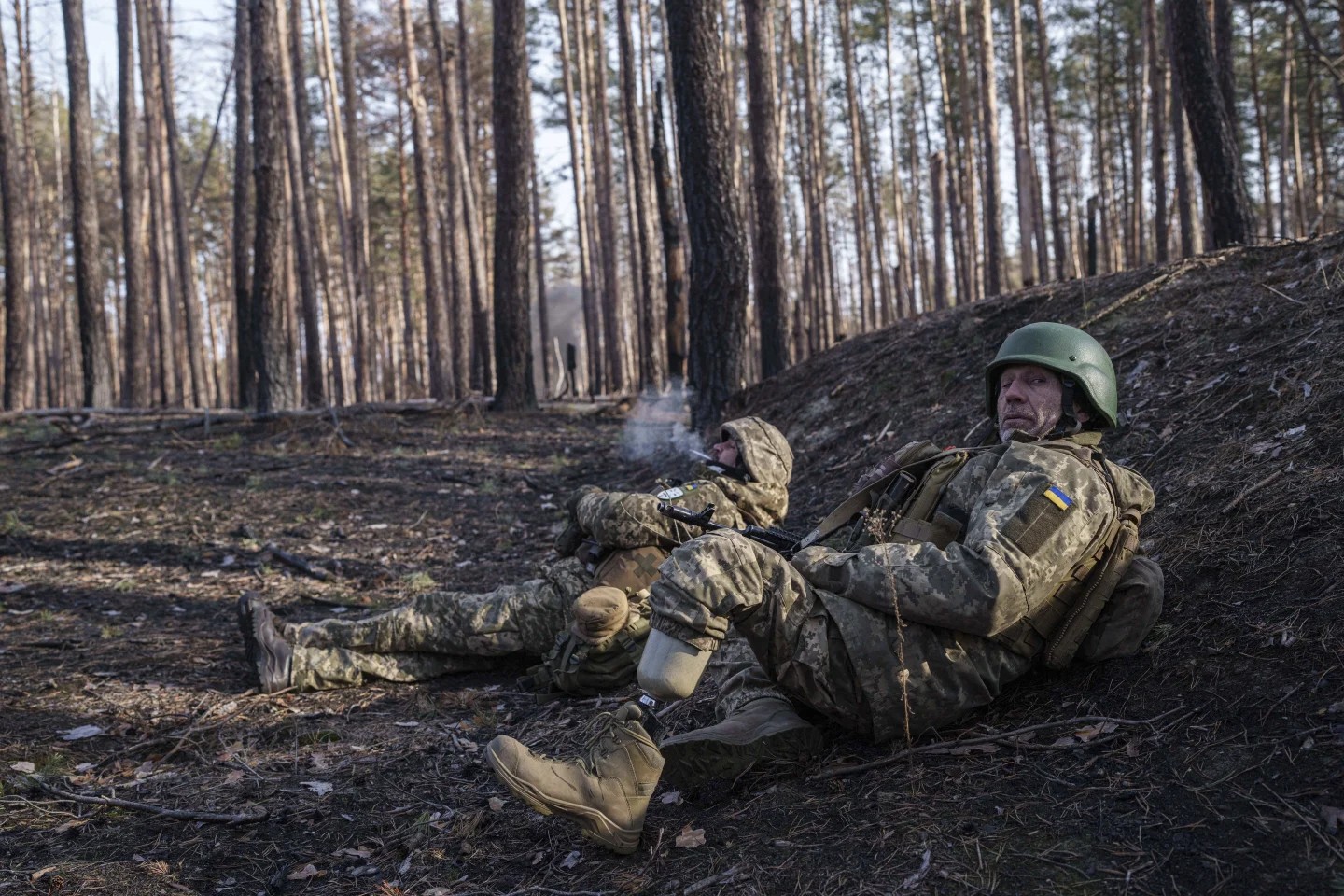 Andrii Serhieiev, al frente, un soldado ucraniano de la 53ª brigada que perdió una pierna en combate, trabaja junto a otro soldado para detonar municiones sin explotar cerca de la línea del frente en la región de Donetsk, Ucrania, el 13 de febrero de 2025. (Foto AP/Evgeniy Maloletka) Andrii Serhieiev, al frente, un soldado ucraniano de la 53ª brigada que perdió una pierna en combate, trabaja junto a otro soldado para detonar municiones sin explotar cerca de la línea del frente en la región de Donetsk, Ucrania, el 13 de febrero de 2025. (Foto AP/Evgeniy Maloletka)
