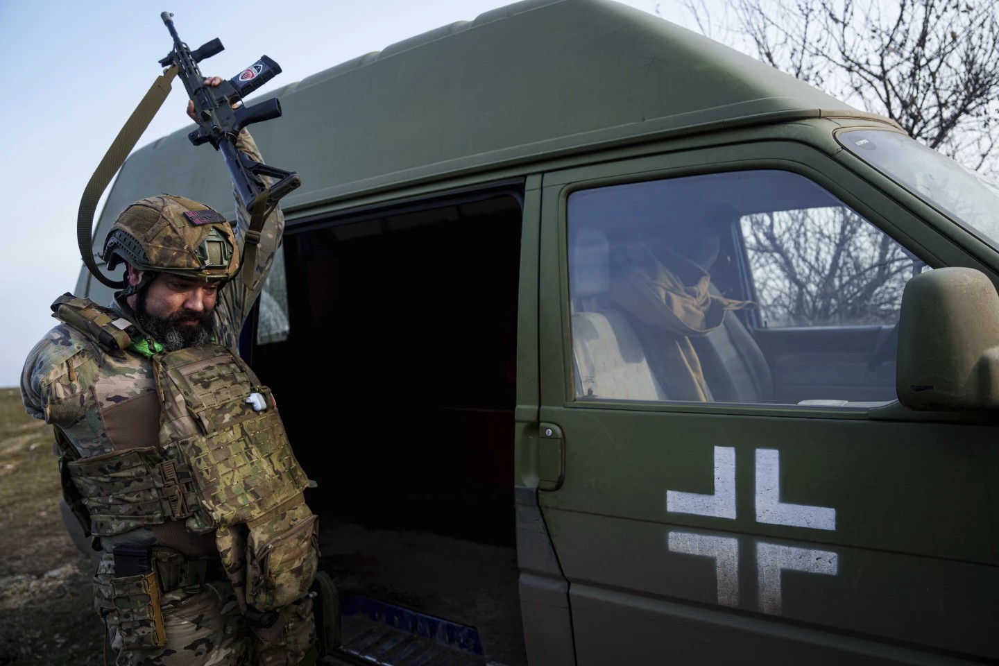 El soldado ucraniano Oleksandr Zhalinskyi de la brigada Azov, quien se desempeña como navegante en misiones de evacuación después de perder su brazo derecho en batalla, sostiene un rifle en la región de Donetsk, Ucrania, el 31 de enero de 2025. (Foto AP/Evgeniy Maloletka) El soldado ucraniano Oleksandr Zhalinskyi de la brigada Azov, quien se desempeña como navegante en misiones de evacuación después de perder su brazo derecho en batalla, sostiene un rifle en la región de Donetsk, Ucrania, el 31 de enero de 2025. (Foto AP/Evgeniy Maloletka)