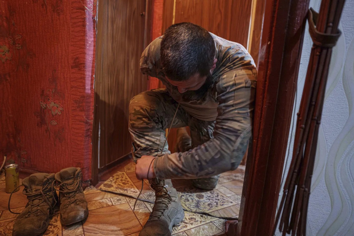 El soldado ucraniano Oleksandr Zhalinskyi de la brigada Azov, que perdió su brazo derecho en batalla, se ata los cordones de sus zapatos en su apartamento en la región de Donetsk, Ucrania, el 31 de enero de 2025. (Foto AP/Evgeniy Maloletka) El soldado ucraniano Oleksandr Zhalinskyi de la brigada Azov, que perdió su brazo derecho en batalla, se ata los cordones de sus zapatos en su apartamento en la región de Donetsk, Ucrania, el 31 de enero de 2025. (Foto AP/Evgeniy Maloletka)