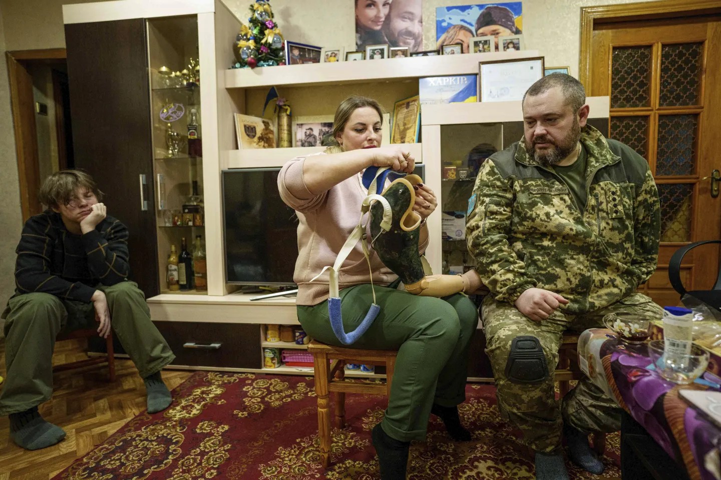 Oleksandr Puzikov, un capitán de la 127ª brigada de Ucrania que perdió un brazo en combate, y su esposa, Iryna, observan una prótesis de brazo en su apartamento en Járkov, Ucrania, el 3 de febrero de 2025. (Foto AP/Evgeniy Maloletka) Oleksandr Puzikov, un capitán de la 127ª brigada de Ucrania que perdió un brazo en combate, y su esposa, Iryna, observan una prótesis de brazo en su apartamento en Járkov, Ucrania, el 3 de febrero de 2025. (Foto AP/Evgeniy Maloletka)