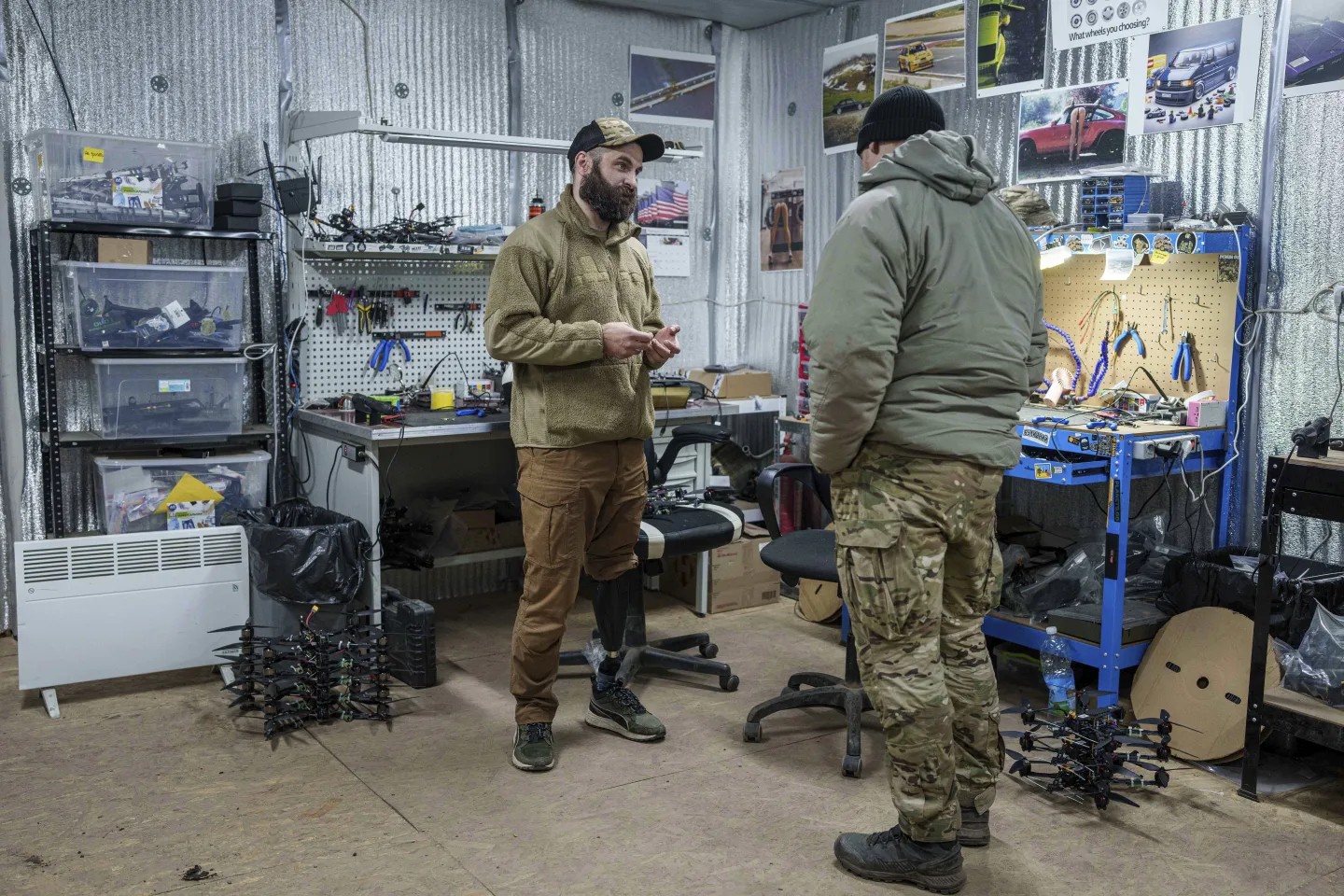 Pavlo Romanovskyi, jefe de un laboratorio de drones ucraniano que perdió una pierna en batalla, conversa con un compañero soldado en la región de Járkov, Ucrania, el 12 de febrero de 2025. (Foto AP/Evgeniy Maloletka) Pavlo Romanovskyi, jefe de un laboratorio de drones ucraniano que perdió una pierna en batalla, conversa con un compañero soldado en la región de Járkov, Ucrania, el 12 de febrero de 2025. (Foto AP/Evgeniy Maloletka)