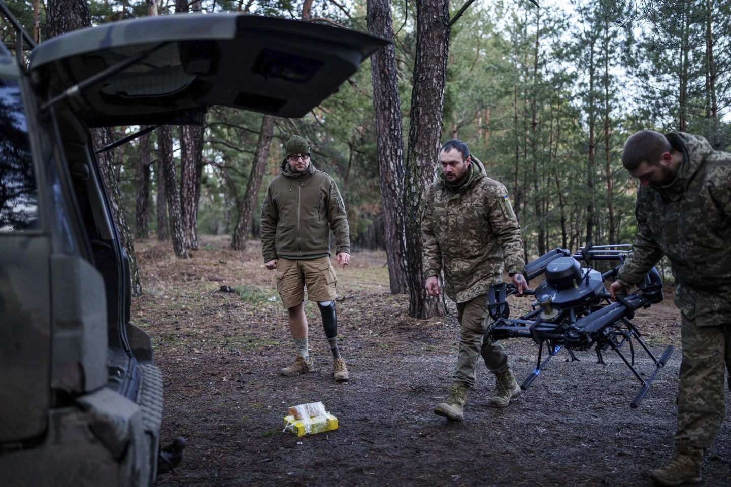 Maksym Vysotskyi, un comandante de unidad de drones ucraniano que perdió una pierna al pisar una mina, observa mientras los soldados cargan un dron en un automóvil después de un vuelo de prueba en la región de Járkov, Ucrania, el 2 de febrero de 2025. (Foto AP/Evgeniy Maloletka) Maksym Vysotskyi, un comandante de unidad de drones ucraniano que perdió una pierna al pisar una mina, observa mientras los soldados cargan un dron en un automóvil después de un vuelo de prueba en la región de Járkov, Ucrania, el 2 de febrero de 2025. (Foto AP/Evgeniy Maloletka)