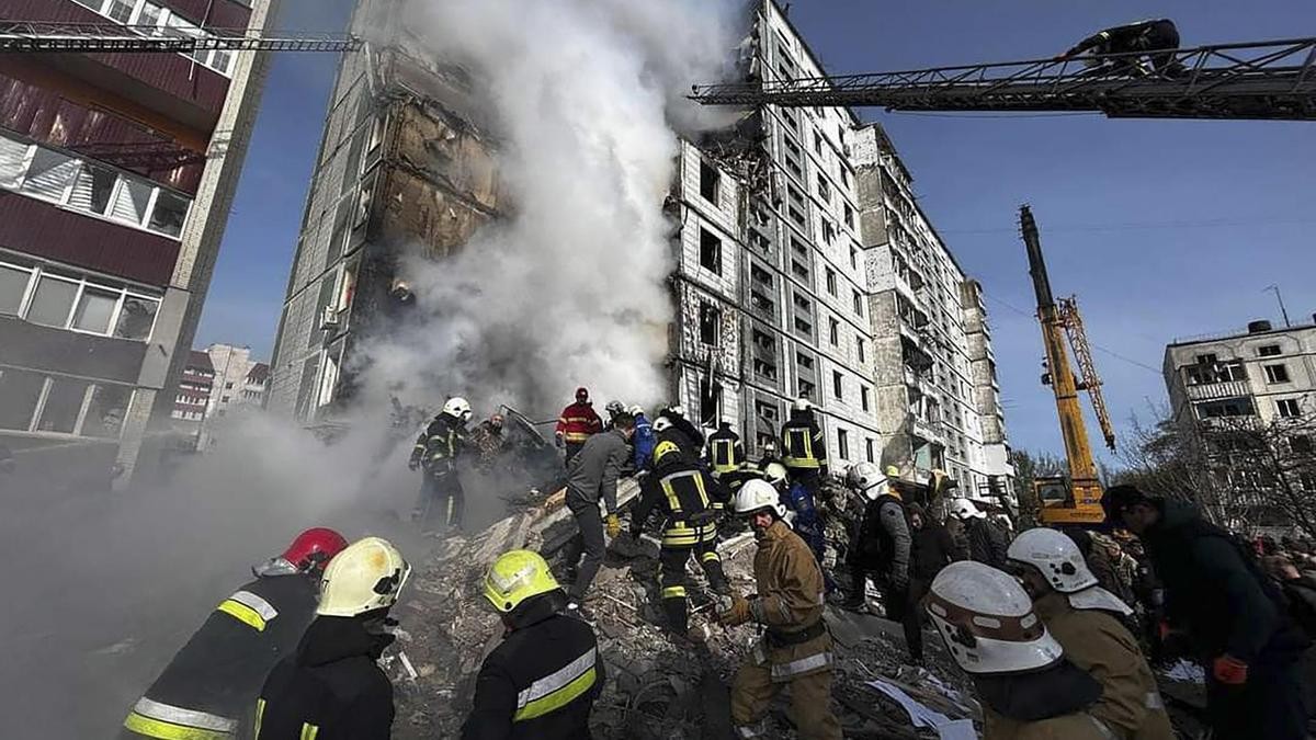 Trabajadores de rescate operan en un edificio residencial en la ciudad de Uman, tras ser atacado por un misil ruso en mayo de 2023. STATE EMERGENCY SERVICE OF UKRAINE Trabajadores de rescate operan en un edificio residencial en la ciudad de Uman, tras ser atacado por un misil ruso en mayo de 2023. STATE EMERGENCY SERVICE OF UKRAINE