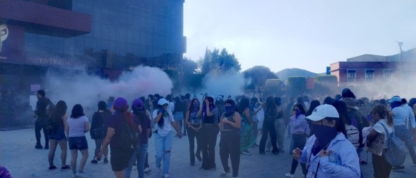 Represión a mujeres manifestantes en Hidalgo con gases lacrimógenos