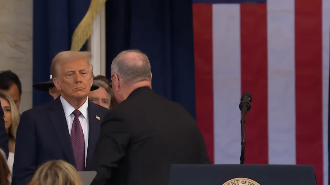 Trump, de espaldas el cardenal y arzobispo de Nueva York, Timothy Dolan, 2025.