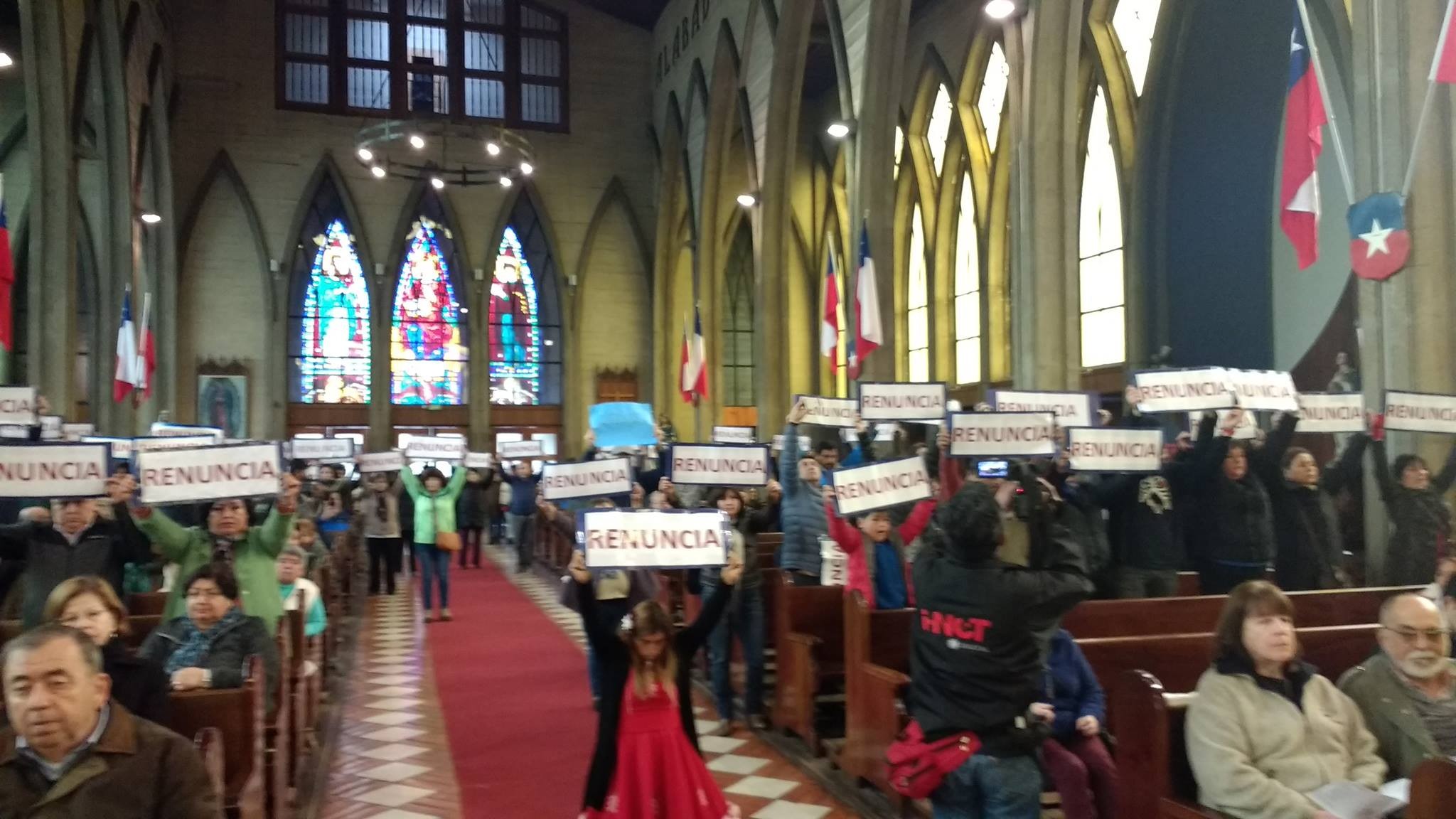 Los fieles en la catedral de Osorno, Chile, exigen la renuncia del entonces obispo, Barros Madrid.