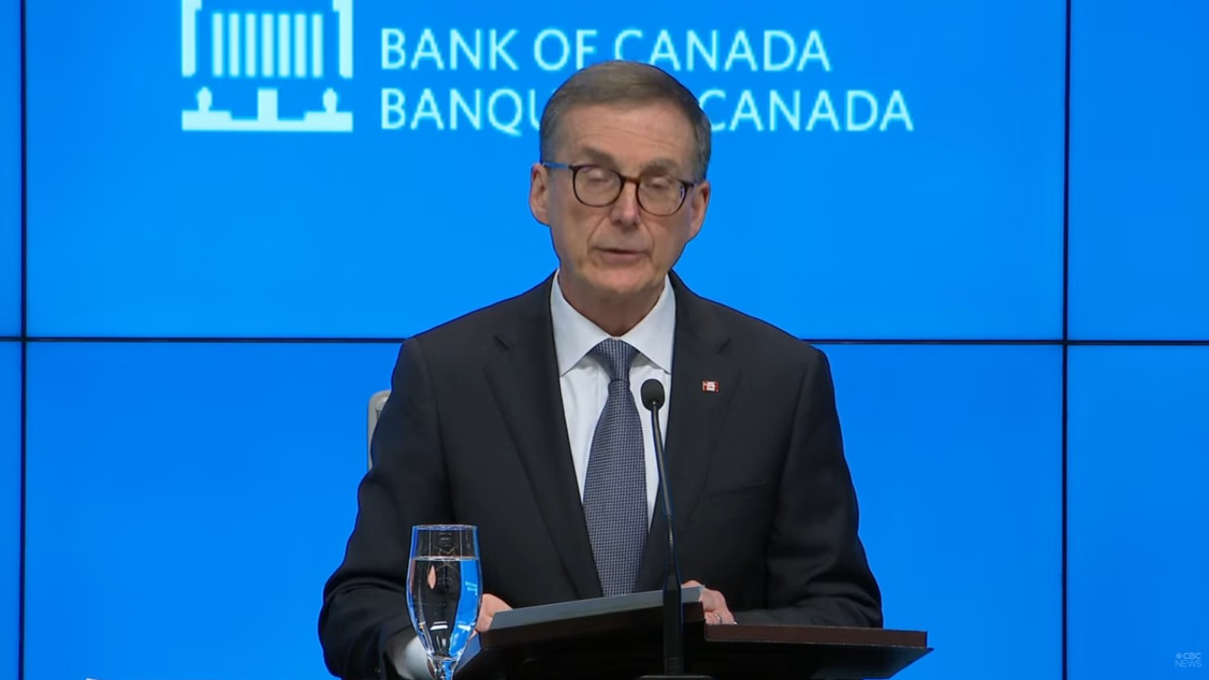 Tiff Macklame, gobernador del Banco de Canadá al anunciar el recorte en la tasa de interés. Captura de pantalla de la transmisión de CBC.