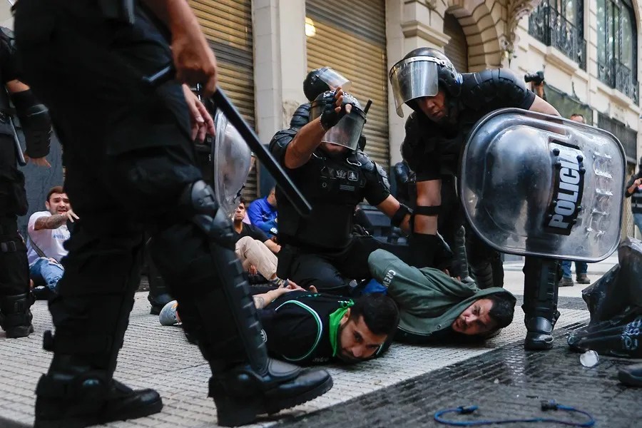 Policía de Argentina reprime con violencia protesta de jubilados