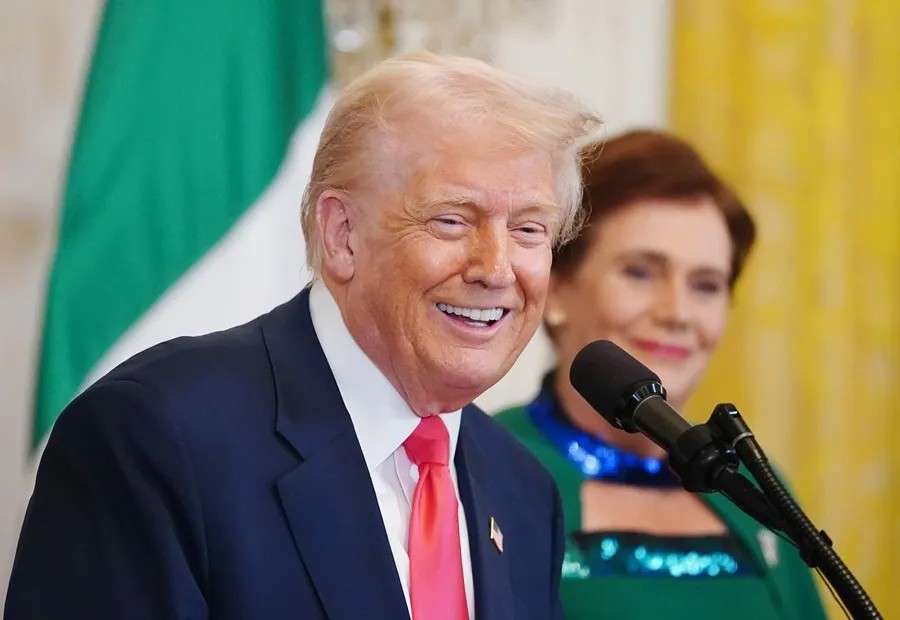 Tribunal permite a Trump mantener órdenes ejecutivas contra la inclusión