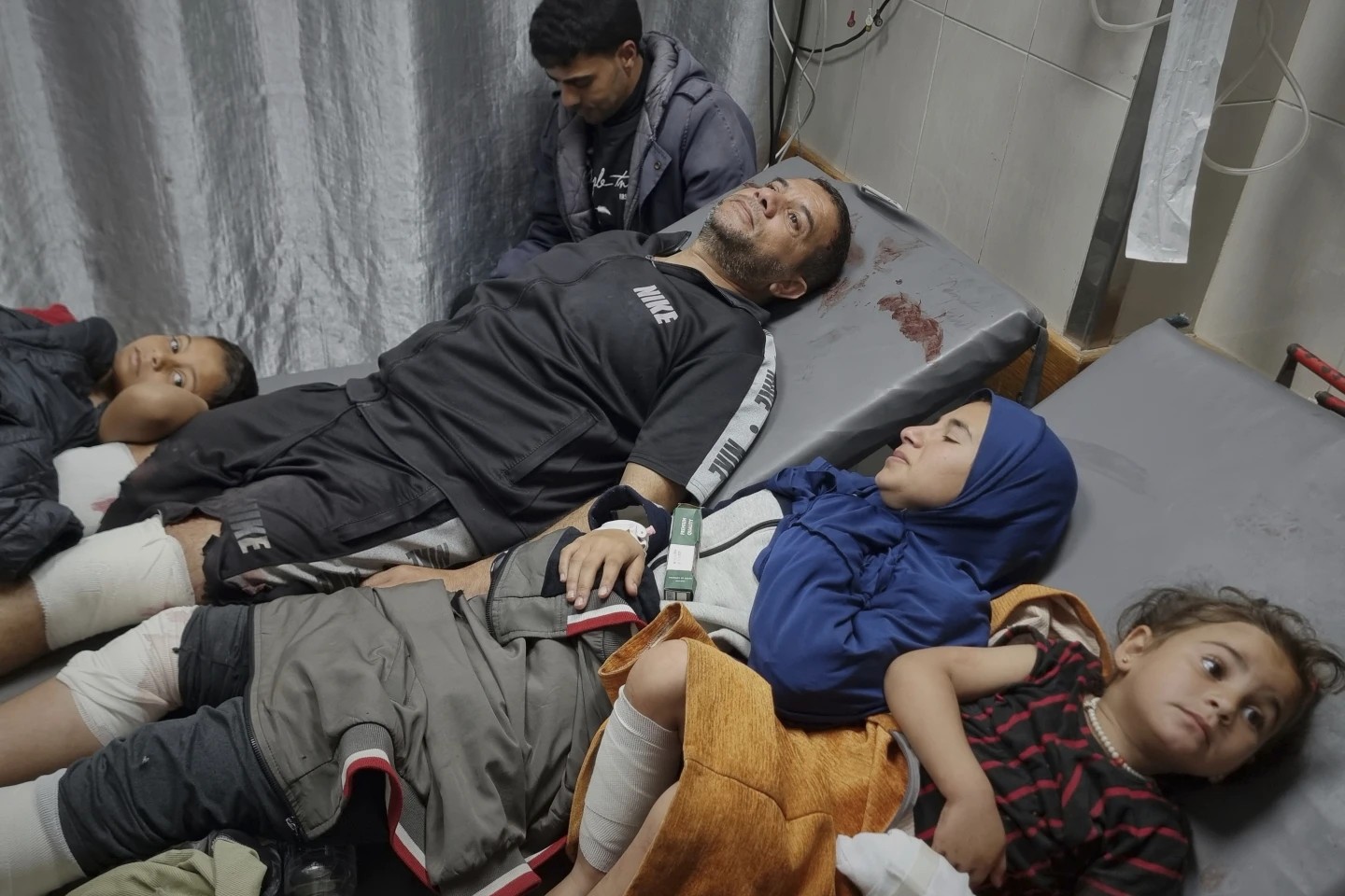 Una familia en espera de ser atendidos en el hospital. Marzo 18, 2025. Foto: AP/Mohammad Jahjouh Una familia en espera de ser atendidos en el hospital. Marzo 18, 2025. Foto: AP/Mohammad Jahjouh