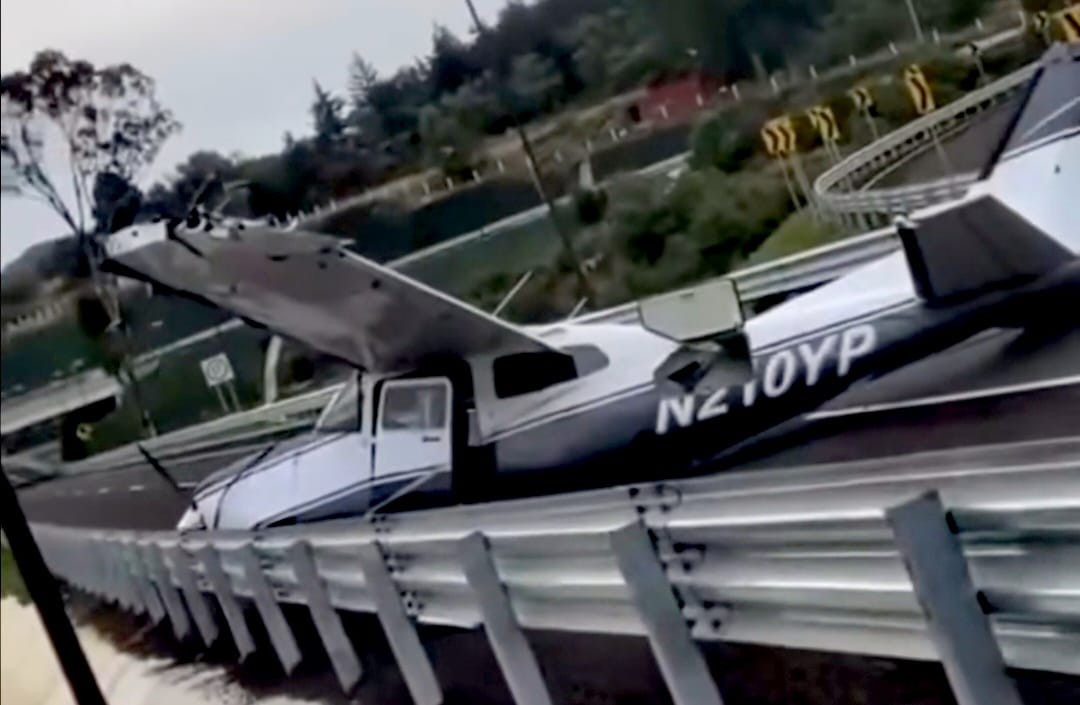 Piloto realiza aterrizaje forzoso en carretera que inaugurará Sheinbaum