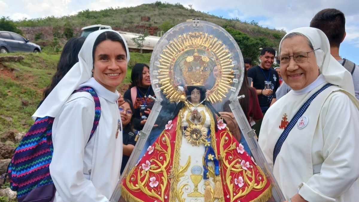 A la derecha de la pantalla, la hermana María Teresa Morán Chávez superiora de las Religiosas de la Cruz del Sagrado Corazón de Jesús. A la derecha de la pantalla, la hermana María Teresa Morán Chávez superiora de las Religiosas de la Cruz del Sagrado Corazón de Jesús.